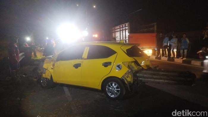 Proses evakuasi mobil Brio kuning yang tertancap besi pembatas Jalan Jogja-Solo di Ceper, Klaten, Minggu (18/10/2026).