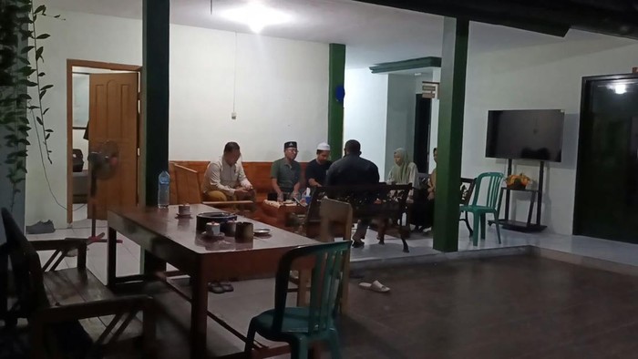 Kepala Sekolah (Kepsek) MI di Lamongan dihajar wali murid oknum TNI gegara kaos kaki