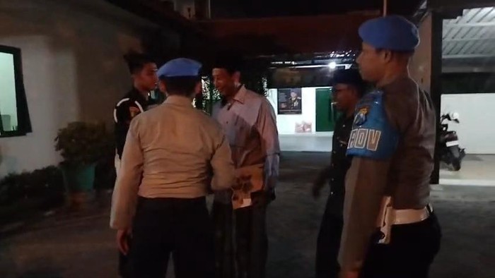 Kepala Sekolah (Kepsek) MI di Lamongan dihajar wali murid oknum TNI gegara kaos kaki