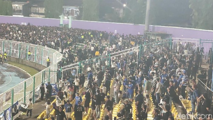 Keributan sempat terjadi di tribun selatan Stadion Galuh lokasi suporter away saat pertandingan PSGC Ciamis vs PSIS Semarang.
