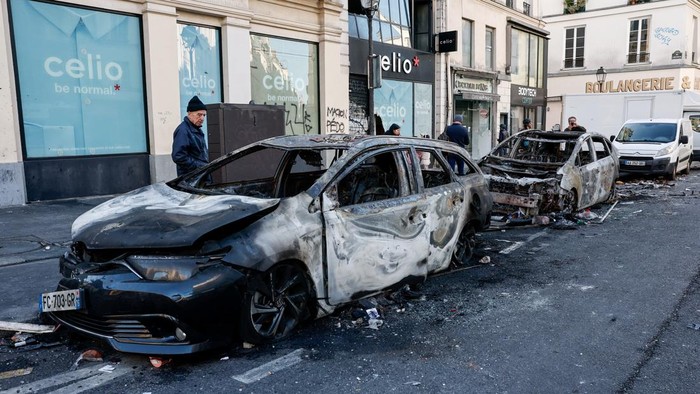 Dampak demo rusuh di Prancis pada akhir pekan (REUTERS/Benoit Tessier)
