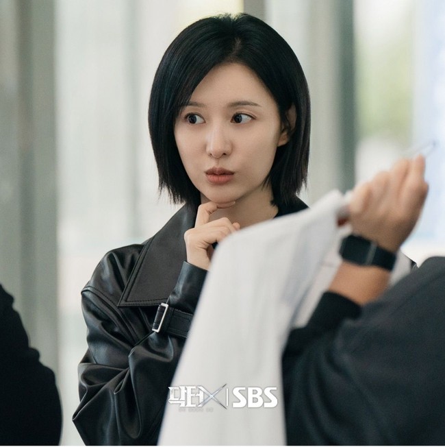 Potongan rambut pendek Kim Ji Won di Doctor X ini pun membuat karakternya tampak lebih berani. Foto: dok. Instagram @sbsdrama.official