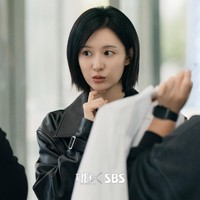 Potongan rambut pendek Kim Ji Won di Doctor X ini pun membuat karakternya tampak lebih berani. Foto: dok. Instagram @sbsdrama.official