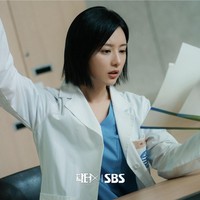 Kim Ji Won di Doctor X memiliki sifat dingin dan tegas. Ia juga blak-blakan, tidak takut menyuarakan isi pikiran, dan sering melanggar aturan birokrasi rumah sakit. Foto: dok. Instagram @sbsdrama.official