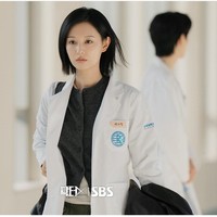 Kim Ji Won tampil dengan penampilan berbeda sebagai dokter bedah jenius yang berani melawan ketidakadilan di drama Korea terbaru Doctor X: The Age of The White Mafia. Penampilannya ini pun langsung mencuri perhatian, karena menghadirkan sisi baru dari sang aktris. Foto: dok. Instagram @sbsdrama.official