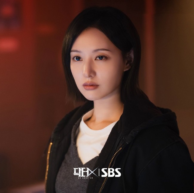Kim Ji Won juga terlihat dengan gaya busana bernuansa gelap yang memberikan kesan tegas dan misterius. Foto: dok. Instagram @sbsdrama.official