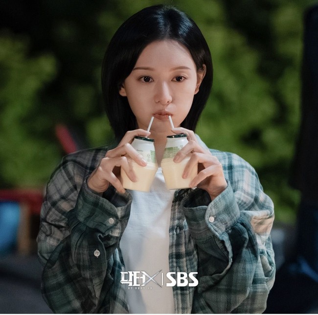 Berbeda dari dokter lain yang berusaha menjaga hubungan dengan atasan demi kepentingan karier, Gye Su Jeong tidak tertarik mengikuti permainan kekuasaan. Karakternya pun cukup unik dan nyentrik. Foto: dok. Instagram @sbsdrama.official