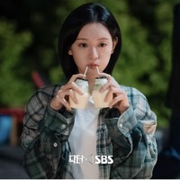 Berbeda dari dokter lain yang berusaha menjaga hubungan dengan atasan demi kepentingan karier, Gye Su Jeong tidak tertarik mengikuti permainan kekuasaan. Karakternya pun cukup unik dan nyentrik. Foto: dok. Instagram @sbsdrama.official