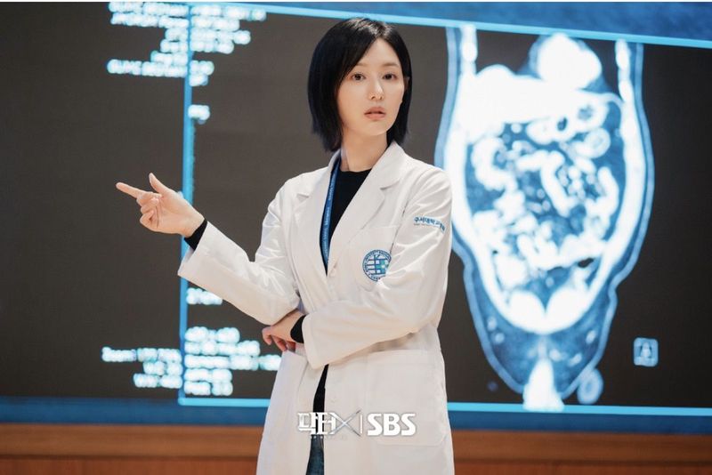 Kim Ji Won di Drama Korea Doctor X