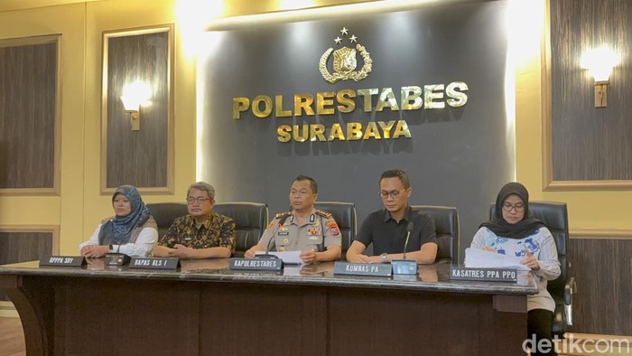 Konferensi pers penanganan kasus kematian anak disabilitas di Surabaya