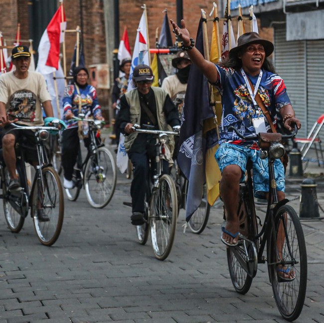 Kota Lama Semarang Jadi Titik Kumpul Ribuan Pencinta Sepeda Onthel