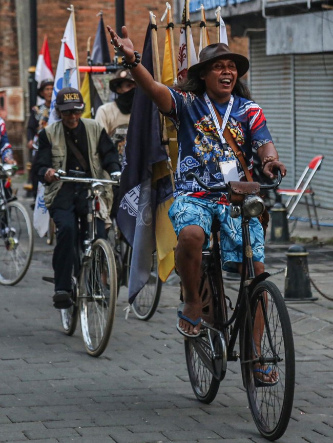 Kota Lama Semarang Jadi Titik Kumpul Ribuan Pencinta Sepeda Onthel