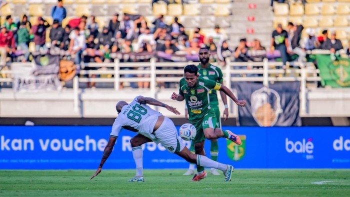 Laga Persebaya Surabaya vs PSS Sleman