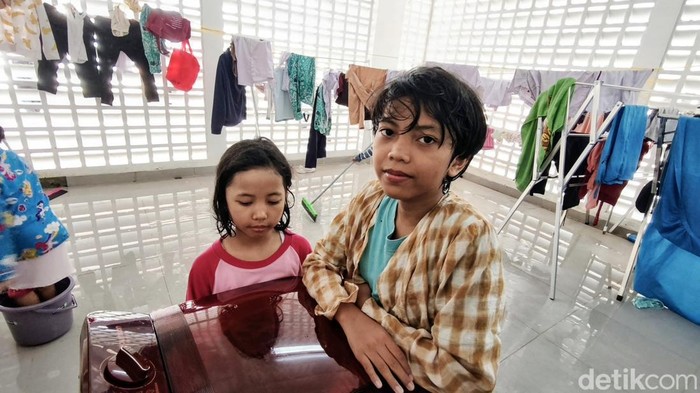 Lia (kanan), siswi Sekolah Rakyat.