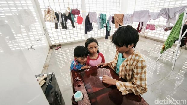 Lia (kanan), siswi Sekolah Rakyat.