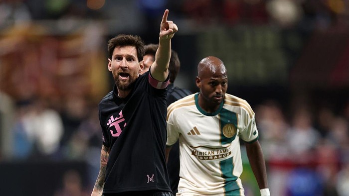 Messi (kiri) mencetak dua gol ke gawang Atlanta.