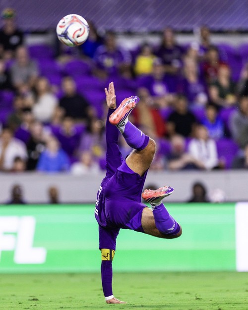 Gol spektakuler terjadi di laga MLS antara Orlando City kontra DC United. Salah satu gol tercipta dari tendangan skorpio!