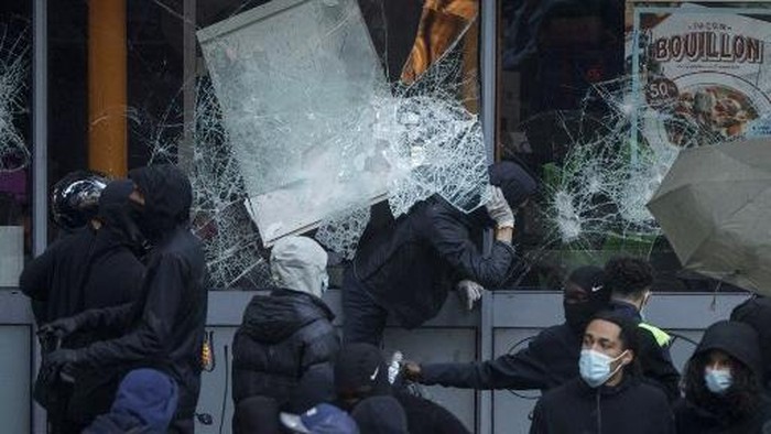 Protesters break windows of a French food company Picard shop during a demonstration against the high cost of living, in Paris on October 17, 2026 as part of a nationwide call for mobilisation bringing together various groups expressing their ang