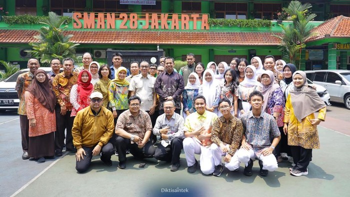 Mendiktisaintek Brian Yuliarto di open house Sekolah Garuda di SMAN 28 Jakarta, Sabtu (17/10/2026).
