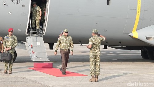 Menhan Sjafrie Sjamsoeddin, saat tiba di Base Ops Pangkalan TNI Angkatan Udara (Lanud) El Tari Kupang, Minggu (18/10/2026).