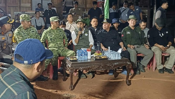 Menhut berdialog dengan unsur pejabat daerah dan masyarakat di Sampit pada Sabtu (17/10) malam