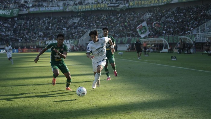 Momen pemain Persebaya Surabaya dan PSS Sleman kenakan pita hitam berduka untuk suporter tewas, Minggu (18/10/2026).
