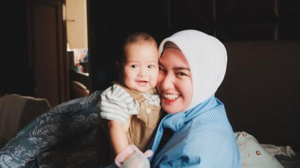 Ochi Rosdiana Akui Hidup Lebih Berwarna Sejak Kehadiran Buah Hati