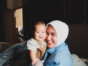 Ochi Rosdiana Akui Hidup Lebih Berwarna Sejak Kehadiran Buah Hati