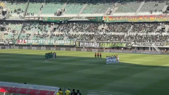 One minute silence sebelum pertandingan Persebaya Surabaya vs PSS Sleman