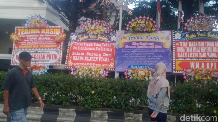 Penampakan karangan bunga yang terpasang di rumah dinas Bupati Klaten, Minggu (18/10/2026).