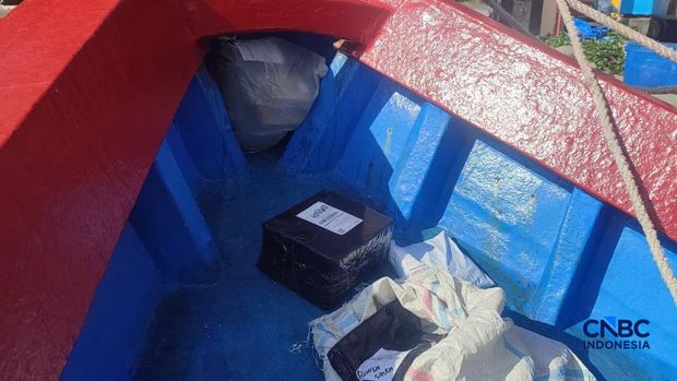 Paket yang dikirim dari Banda Aceh ke Pulau Breueh. (CNBC Indonesia/Maesaroh) Paket yang dikirim dari Banda Aceh ke Pulau Breueh. (CNBC Indonesia/Maesaroh)