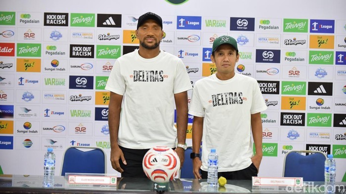 Pelatih Deltras FC, Leonard Tupamahu bersama Ikhsan