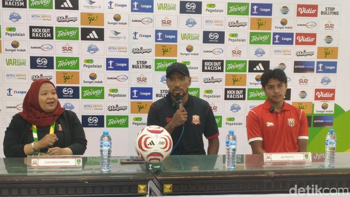 Pelatih Deltras FC Leonard Tupamahu (tengah)