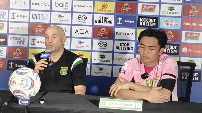 Pelatih Persebaya Bernardo Tavares bersama Ernando Ari