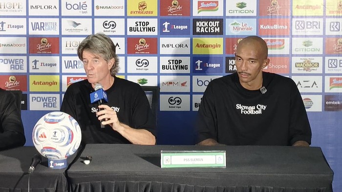 Pelatih PSS Sleman Pieter Huistra (kiri)