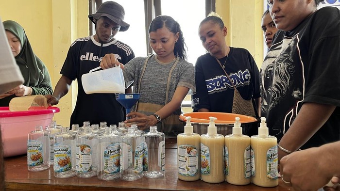 Pemuda Sorong belajar bikin sabun dari Sargassum (dok. Istimewa)