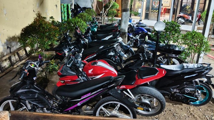 Penampakan 16 motor yang terlibat balap liar di Jalan Majapahit, Kecamatan Gayamsari, Kota Semarang, Minggu (18/10/2026).