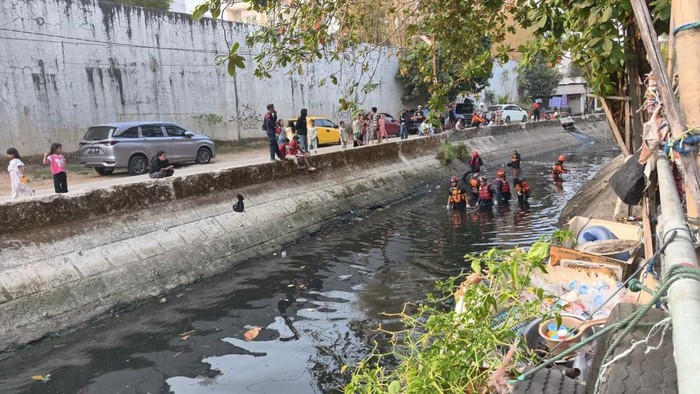 Pencarian bocah 6 tahun yang diduga tenggelam di Kanal Sinrijala Makassar.