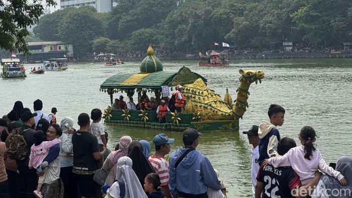 Perahu Unta, salah satu perahu unik dalam pawai di Festival Cinta Lingkungan (Cilung) 2026 di Danau Sunter. (Adhfar/detikcom)