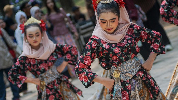 Perajin Batik Rifaiyah menata kain batik buatannya saat mengikuti Kenduri Batik Batang 2026 di Sikembang Park, Blado, Kabupaten Batang, Jawa Tengah, Sabtu (17/10/2026). Pemerintah setempat menggelar Kenduri Batik Batang 2026 yang diikuti pelaku UMKM Batik Rifaiyah yang bertujuan sebagai wadah perajin untuk dapat naik kelas dalam memperluas akses pasar dengan mengikuti pelatihan yang diadakan pemda setempat dan dapat berinovasi membuat produk batik pakem maupun batik artisan kontemporer, dan sekaligus dalam rangka memperingati Hari Batik Nasional. ANTARA FOTO/Harviyan Perdana Putra/YU
