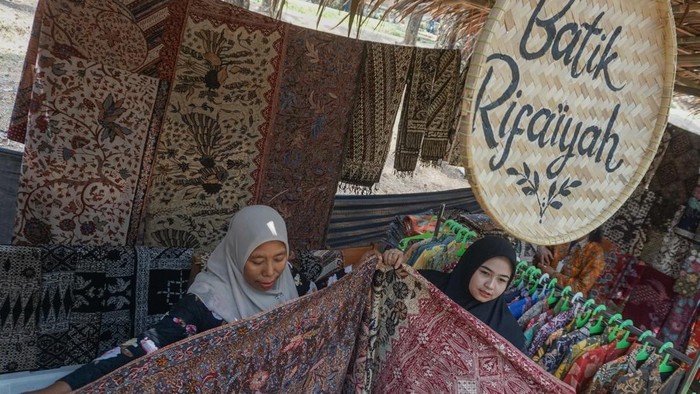 Perajin Batik Rifaiyah menata kain batik buatannya saat mengikuti Kenduri Batik Batang 2026 di Sikembang Park, Blado, Kabupaten Batang, Jawa Tengah, Sabtu (17/10/2026). Pemerintah setempat menggelar Kenduri Batik Batang 2026 yang diikuti pelaku UMKM Batik Rifaiyah yang bertujuan sebagai wadah perajin untuk dapat naik kelas dalam memperluas akses pasar dengan mengikuti pelatihan yang diadakan pemda setempat dan dapat berinovasi membuat produk batik pakem maupun batik artisan kontemporer, dan sekaligus dalam rangka memperingati Hari Batik Nasional. ANTARA FOTO/Harviyan Perdana Putra/YU