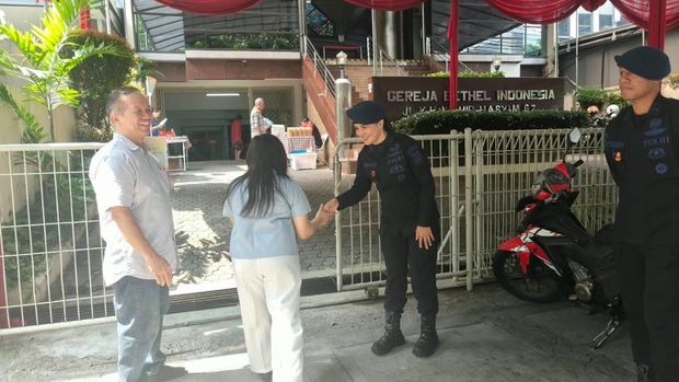 Personel Batalyon A Pelopor Satuan Brimob Polda Metro Jaya memberikan pelayanan kepada jemaat GBI Ebenheazer Church di Gondangdia, Menteng, Jakarta Pusat. (dok istimewa)