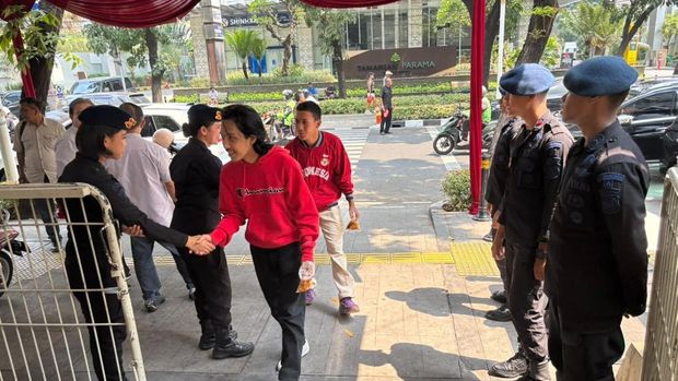 Personel Batalyon A Pelopor Satuan Brimob Polda Metro Jaya memberikan pelayanan kepada jemaat GBI Ebenheazer Church di Gondangdia, Menteng, Jakarta Pusat. (dok istimewa)