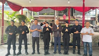 Brimob Polda Metro Layani Jemaat yang Beribadah di Gereja Menteng