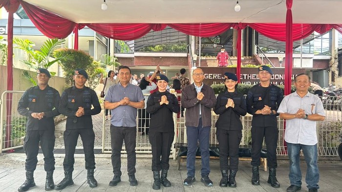 Personel Batalyon A Pelopor Satuan Brimob Polda Metro Jaya memberikan pelayanan kepada jemaat GBI Ebenheazer Church di Gondangdia, Menteng, Jakarta Pusat. (dok istimewa)