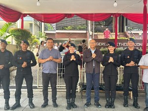 Brimob Polda Metro Layani Jemaat yang Beribadah di Gereja Menteng