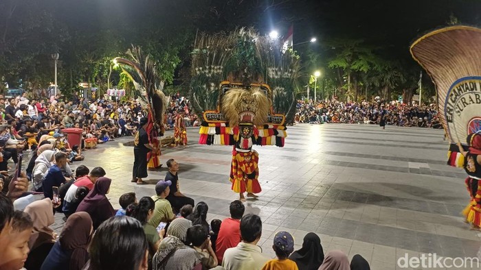 Pertunjukan Reog Bathoro Kathong digelar di Taman Bungkul