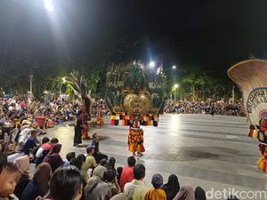 Aksi Reog Bathoro Kathong Hibur Pengunjung Taman Bungkul Surabaya