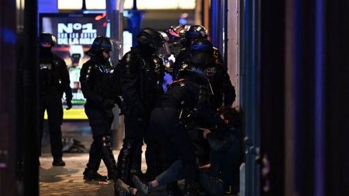 French Police officers in riot gear detain a protester at the end of a rally called by Yellow Vests to protest against the high cost of living, near the Opera de Paris, in Paris on October 17, 2026 as part of a nationwide call for mobilisation br