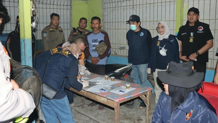 Petugas melakukan penggerebekan di sebuah bedeng tempat penyalahgunaan narkoba